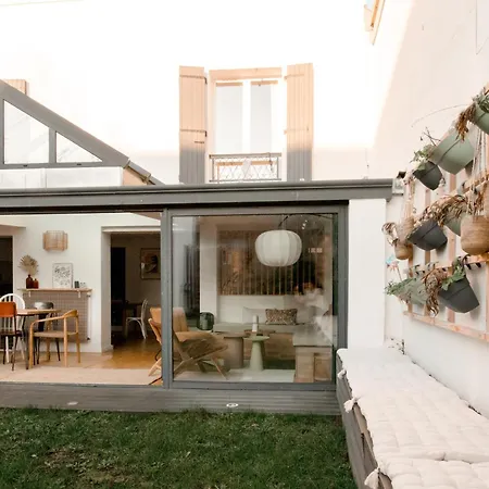Homestay Entier Ou A Partager Dans Maison Familiale A Malmaison, Proche De Paris La Defense Rueil-Malmaison