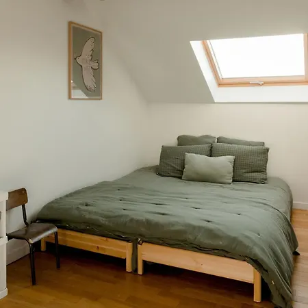 Homestay Entier Ou A Partager Dans Maison Familiale A Malmaison, Proche De Paris La Defense Rueil-Malmaison