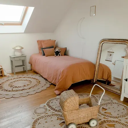 Homestay Entier Ou A Partager Dans Maison Familiale A Malmaison, Proche De Paris La Defense Rueil-Malmaison